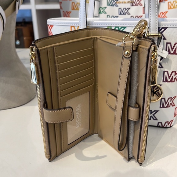 MICHAEL KORS LARGE DOUBLE ZIP WRISTLET WALLET PHONE CASE CLUTCH 
Camel Multi - Picture 13 of 16